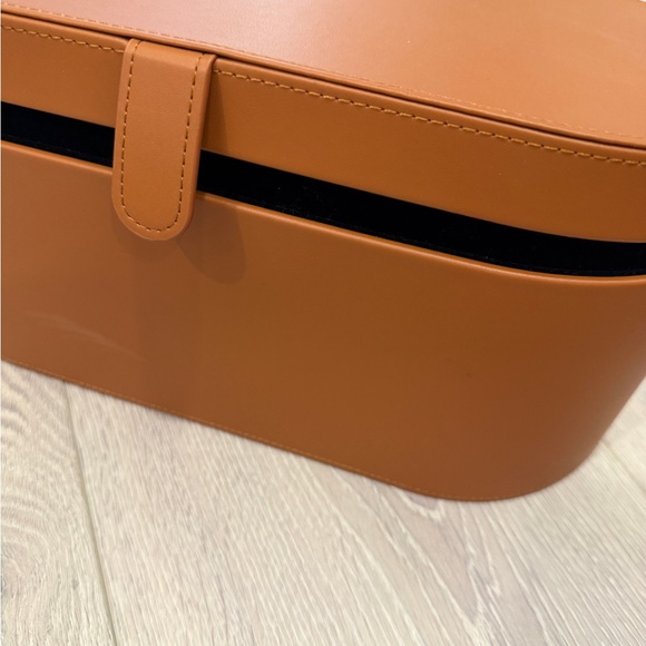 Dyson Air BOX only with 2 brush attachments - Picture 3 of 7